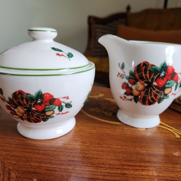 Holiday creamer and sugar set - Picture 2 of 6